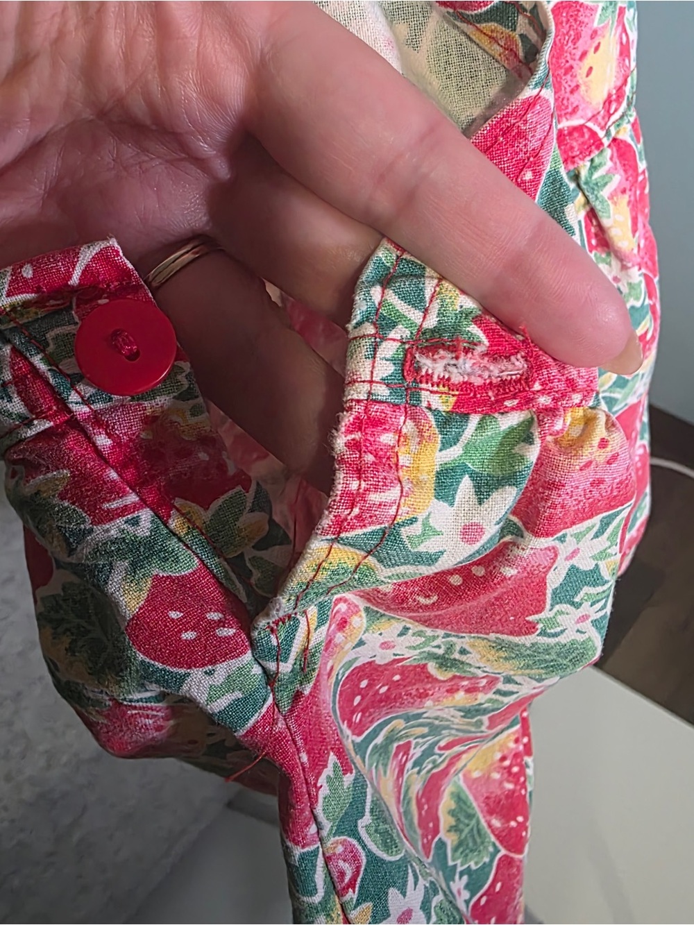 OshKosh B'gosh Strawberry Print Shortalls Rare 100% Cotton Size 2T - Picture 5 of 6